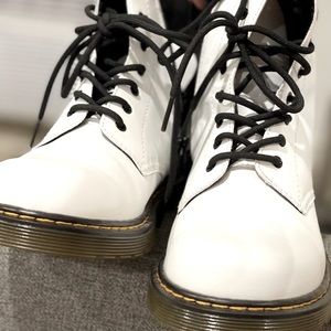 DOC MARTENS Basically New Sz 7 Wmn All White